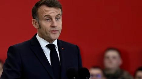 法国总统马克龙又上热搜了！在空军基地讲话时，右眼竟然红肿了。官方说只是血管破了，