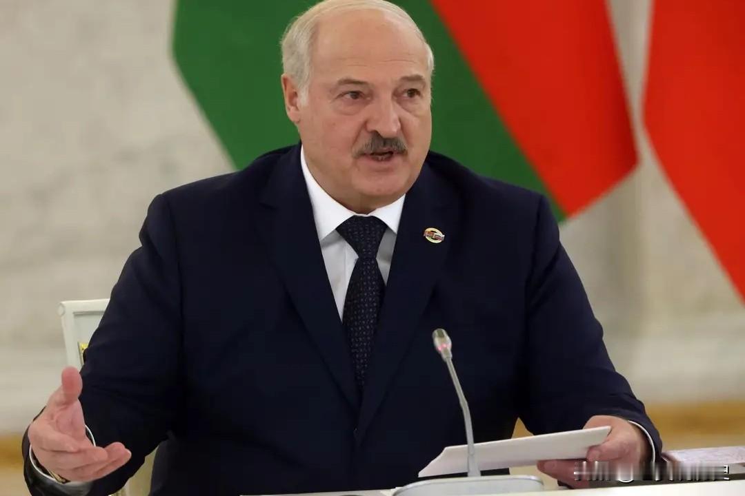 12月13日，两条消息几乎同时传出，明斯克签署了一份特赦令，华盛顿则准备解除一项