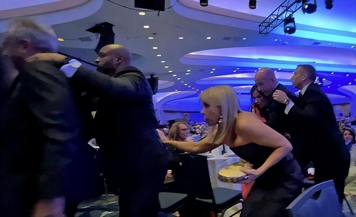 白宫晚宴的枪声刚停，特朗普的麻烦才刚开始，4月25日白宫记者晚宴上，枪手科尔·艾