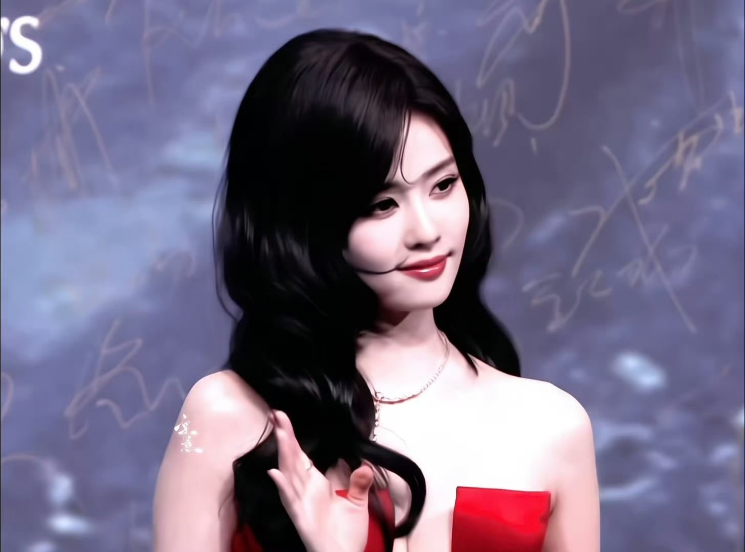 白鹿微博之夜红毯镜头，美神降临 