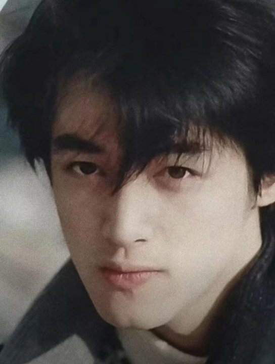 胡歌高中长这样 不多人追才怪胡歌高中时就已经颜值拉满，五官立体长相帅气，自带干净