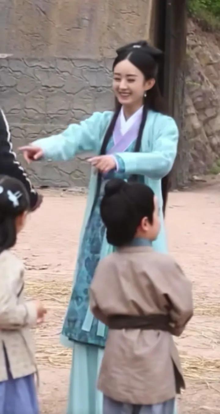 可爱的颖宝[比心][比心][比心] 脸型流畅，五官精致，演技还好，她不火谁火[赞