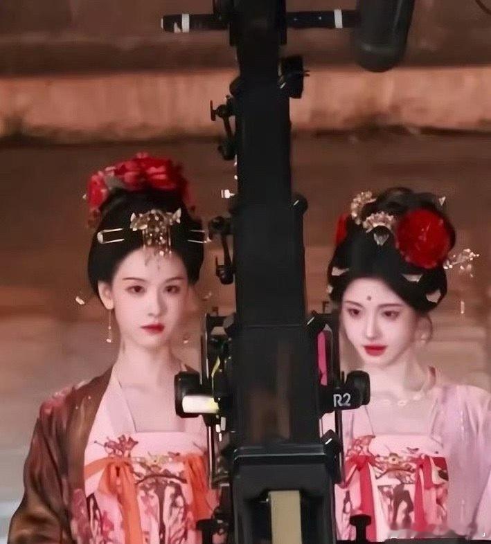 唐装造型怎么这么千篇一律，除了陈都灵鞠婧祎这个有一点点不一样，杨紫刘亦菲和今天新