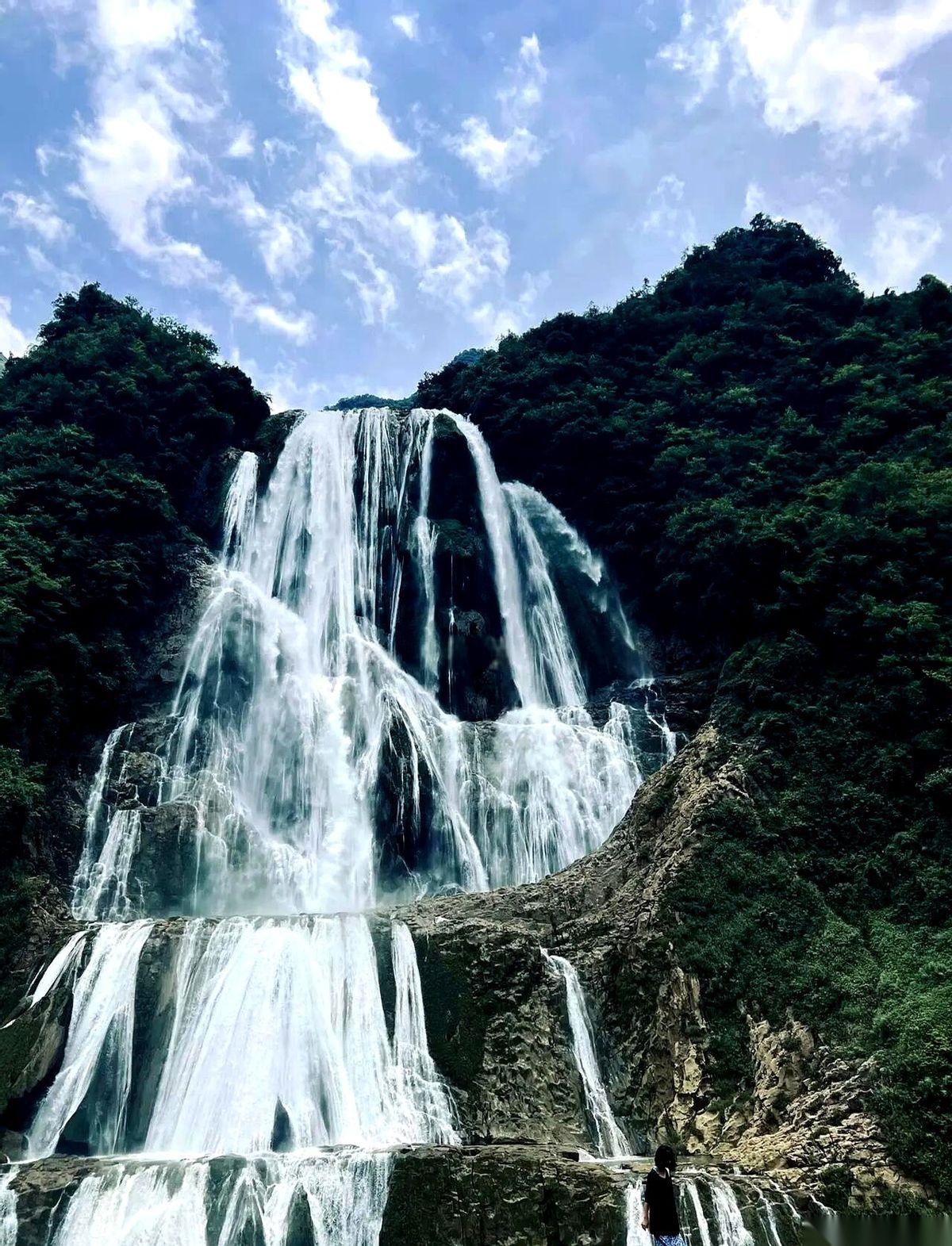 每年500万人，扎堆涌进一个常住人口才200多万的小城。
安顺。
你说这帮人，到