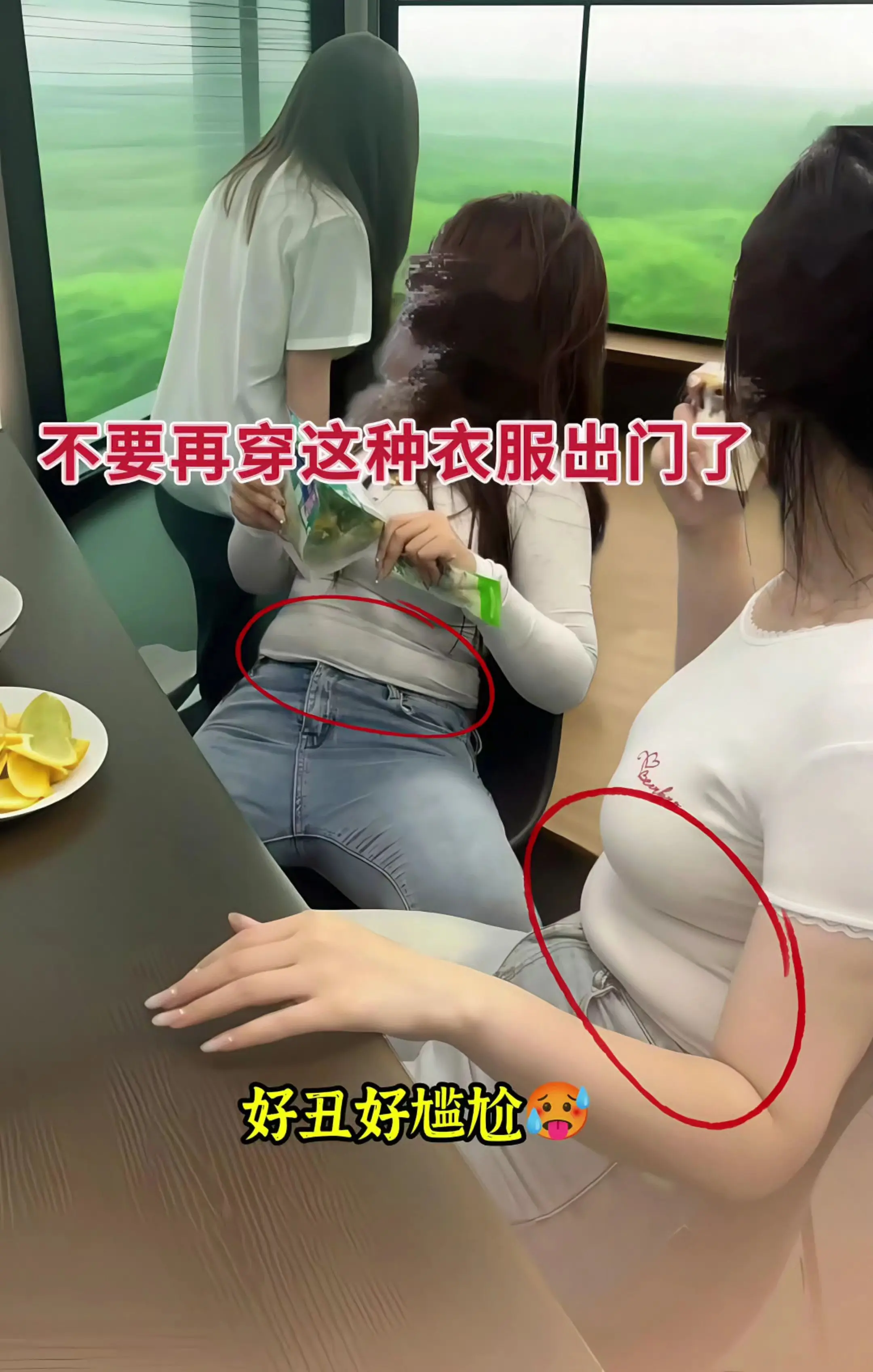 姐妹们，挖到宝了～这款黑色针织马甲连衣裙两件套，上身真的气质又显瘦！柔...