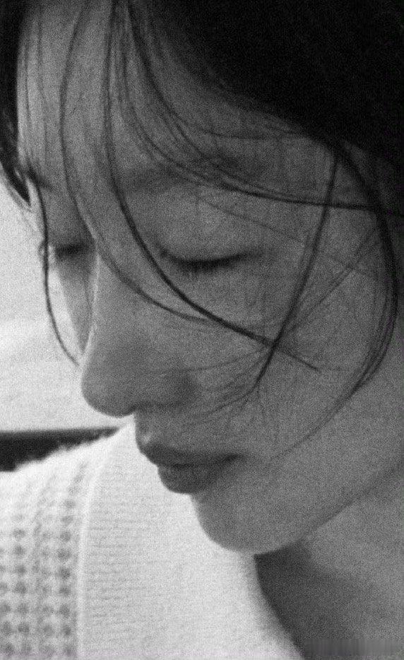 周冬雨王传君天选电影脸 蒙眼拍照直接拍出破碎电影感！别人慌乱，他俩秒变大片，电影