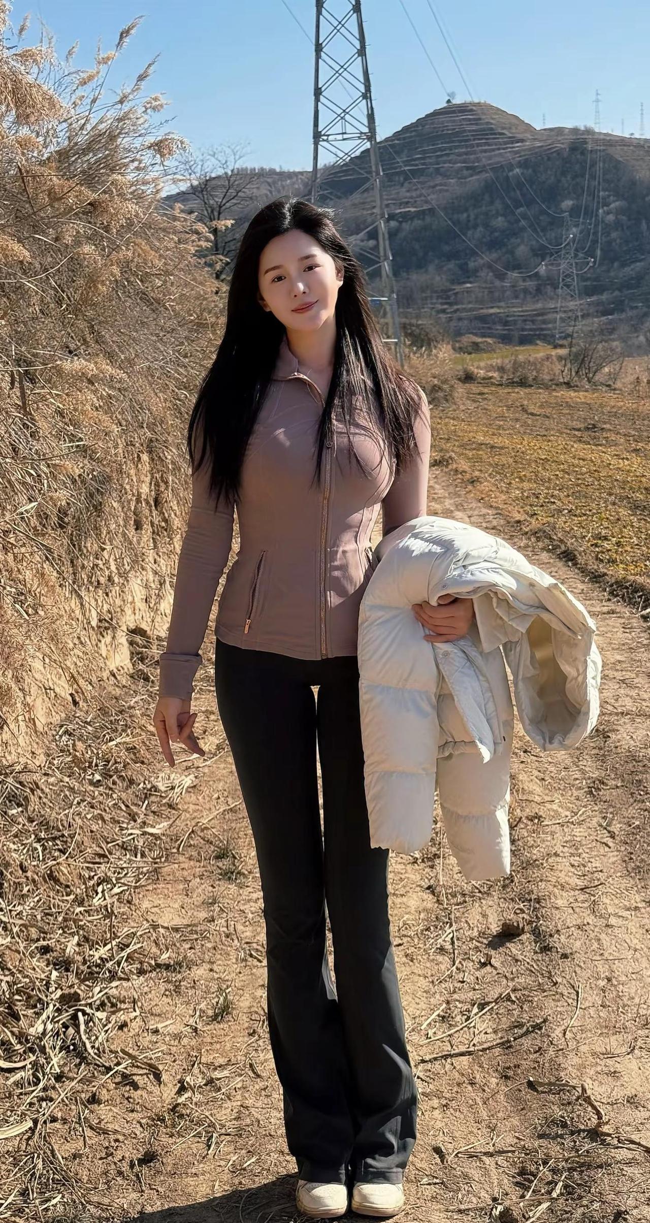 岁月悠悠，所求不过内心无扰，脚下有路。岁月如歌 瑜伽裤 撸铁女孩