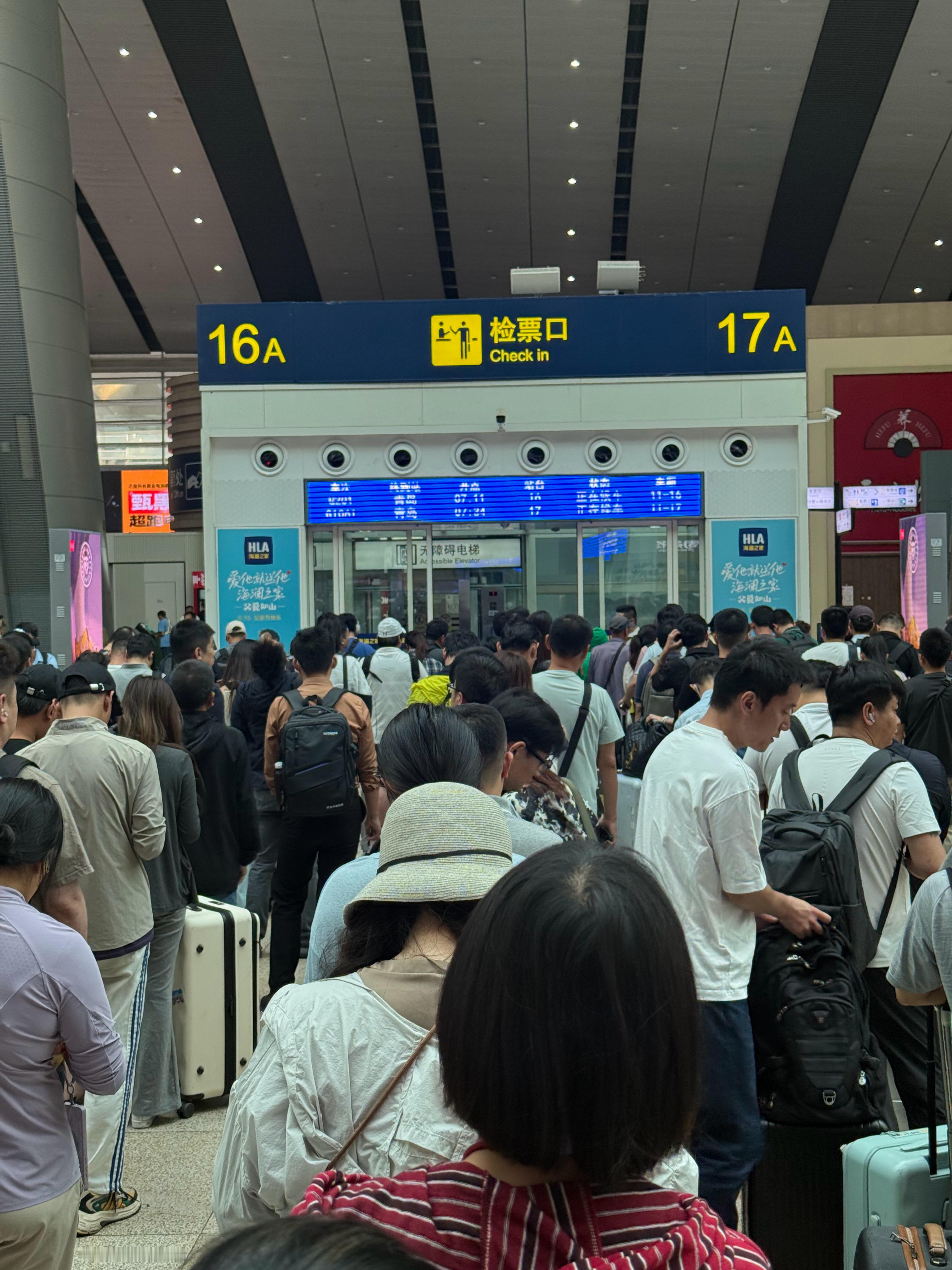 高铁真香！7：11的高铁，6点多出门，20多分钟就到，还能有时间买个早餐[摊手]