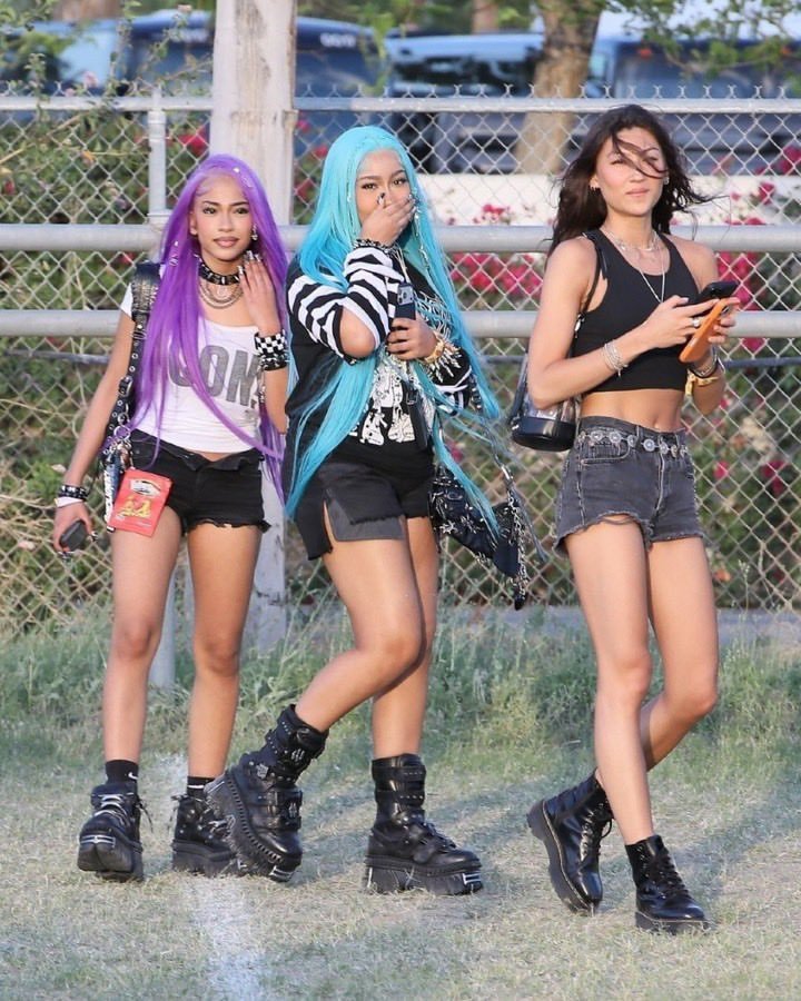 Kanye和卡戴珊女儿小西北在科切拉跟朋友一起看表演 