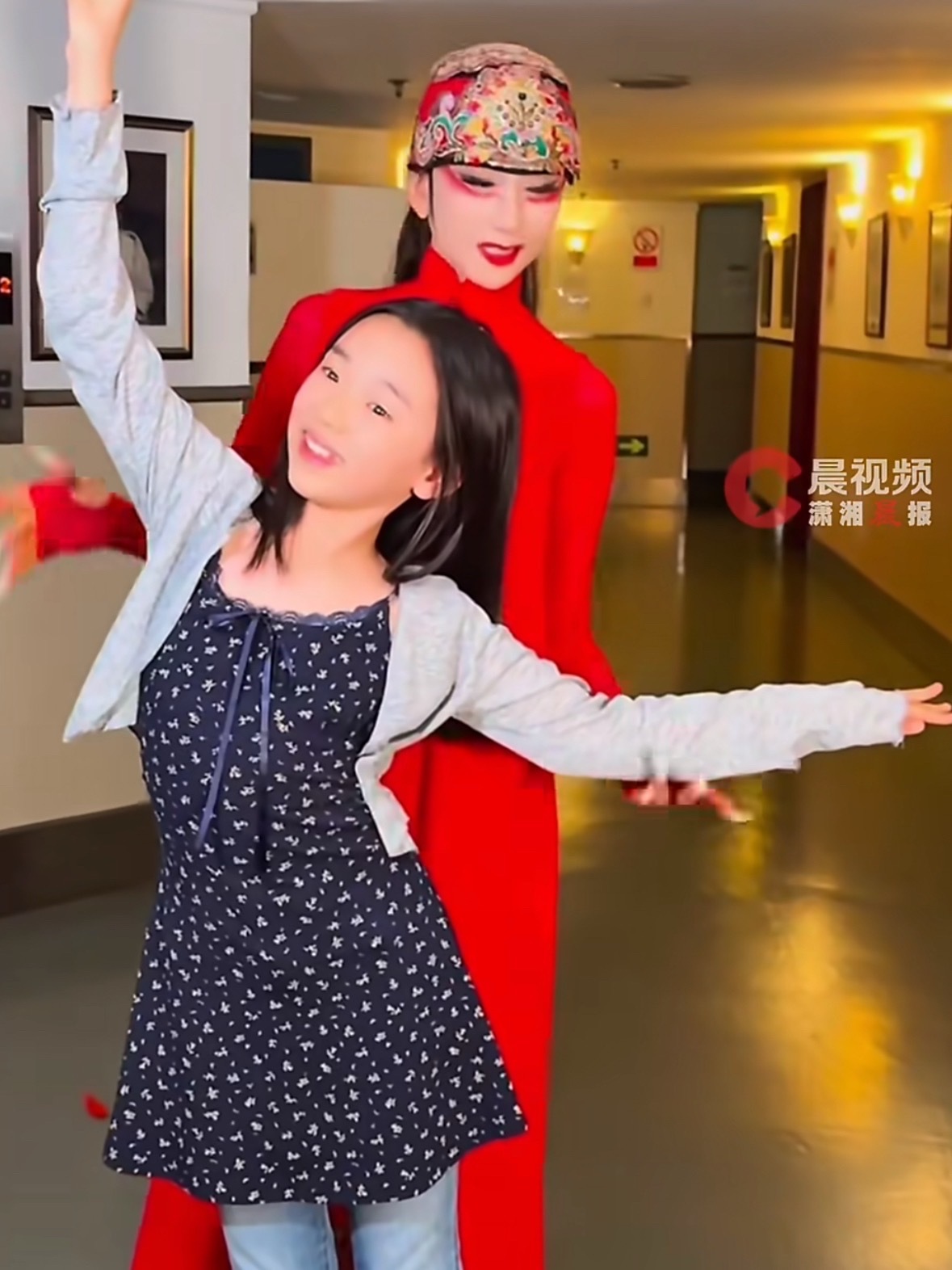 杨丽萍教小酒窝孔雀舞 小酒窝才7岁，手指尖那个姿态和“三道弯”就有模有样了，之前