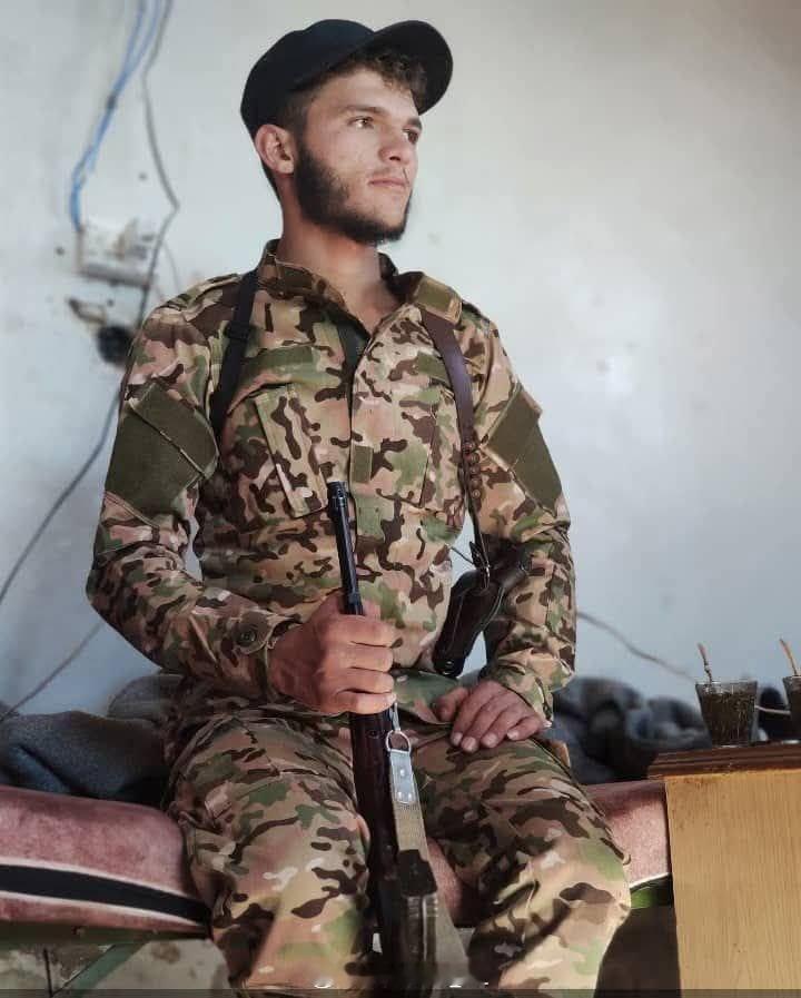 叙利亚霍姆斯省南部，朱拉尼的一个手下被人处决。 