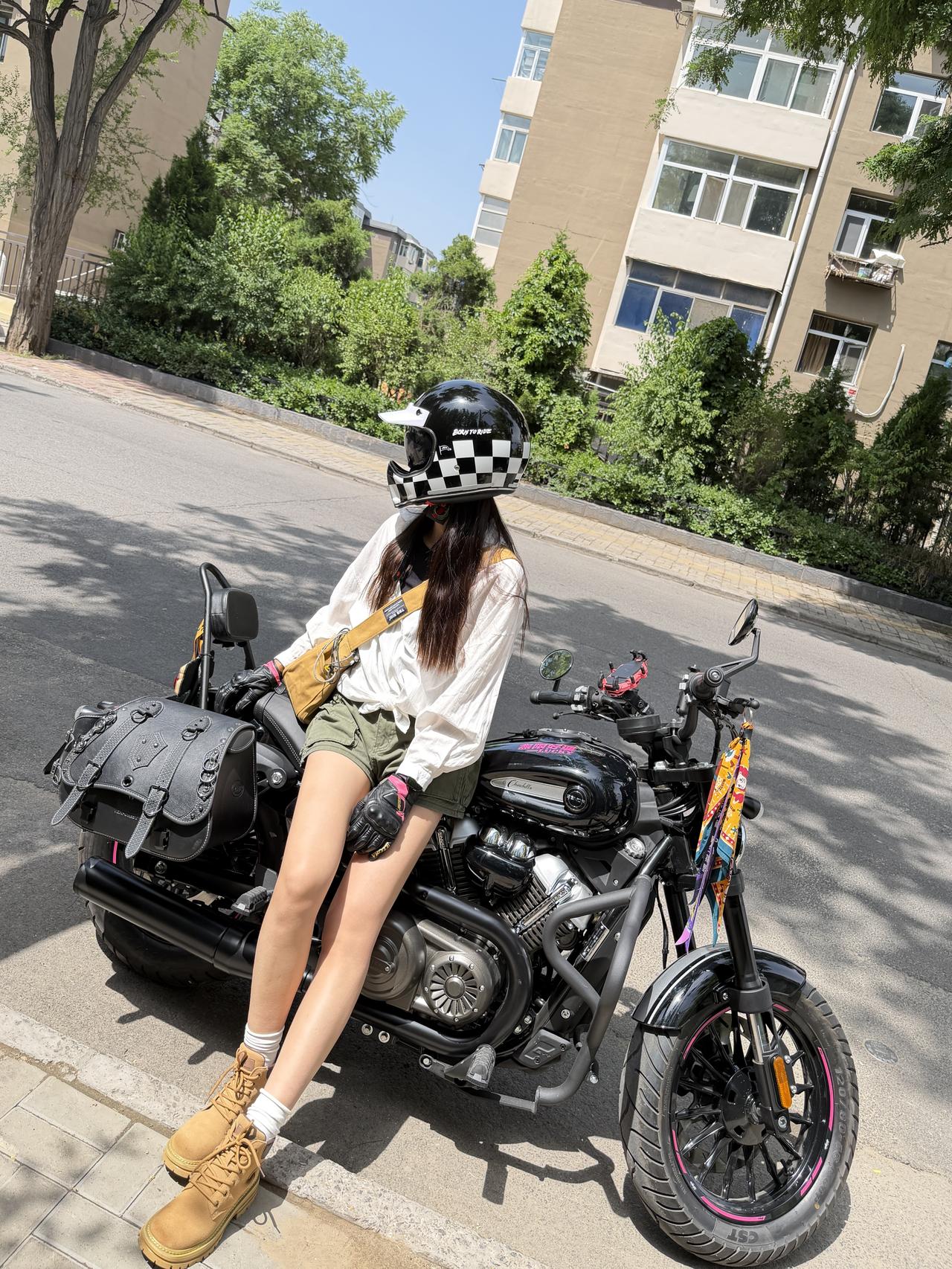 夏天骑机车不能穿短裤啊
屁股烫不说 腿也怕烫
有小伙伴裤子都烫破了呢 你们有没有