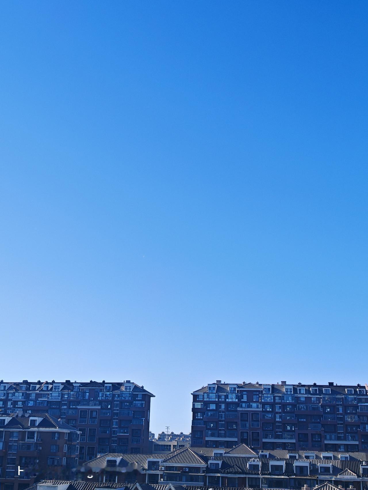 今天天晴得简直绝了，万里无云，长天一色，必须去天空之城打卡！到了那儿，抬头望天，