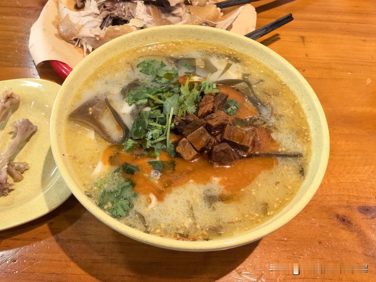 郑州的烩面声名远扬，我们到了郑州后特意去品尝了一碗。

真没想到，这样一碗料头丰