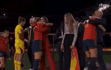 夺冠颁奖时，您肯定期待有这种庆祝方式，[尬笑]来自异性的拥抱和亲吻，结果会难堪么