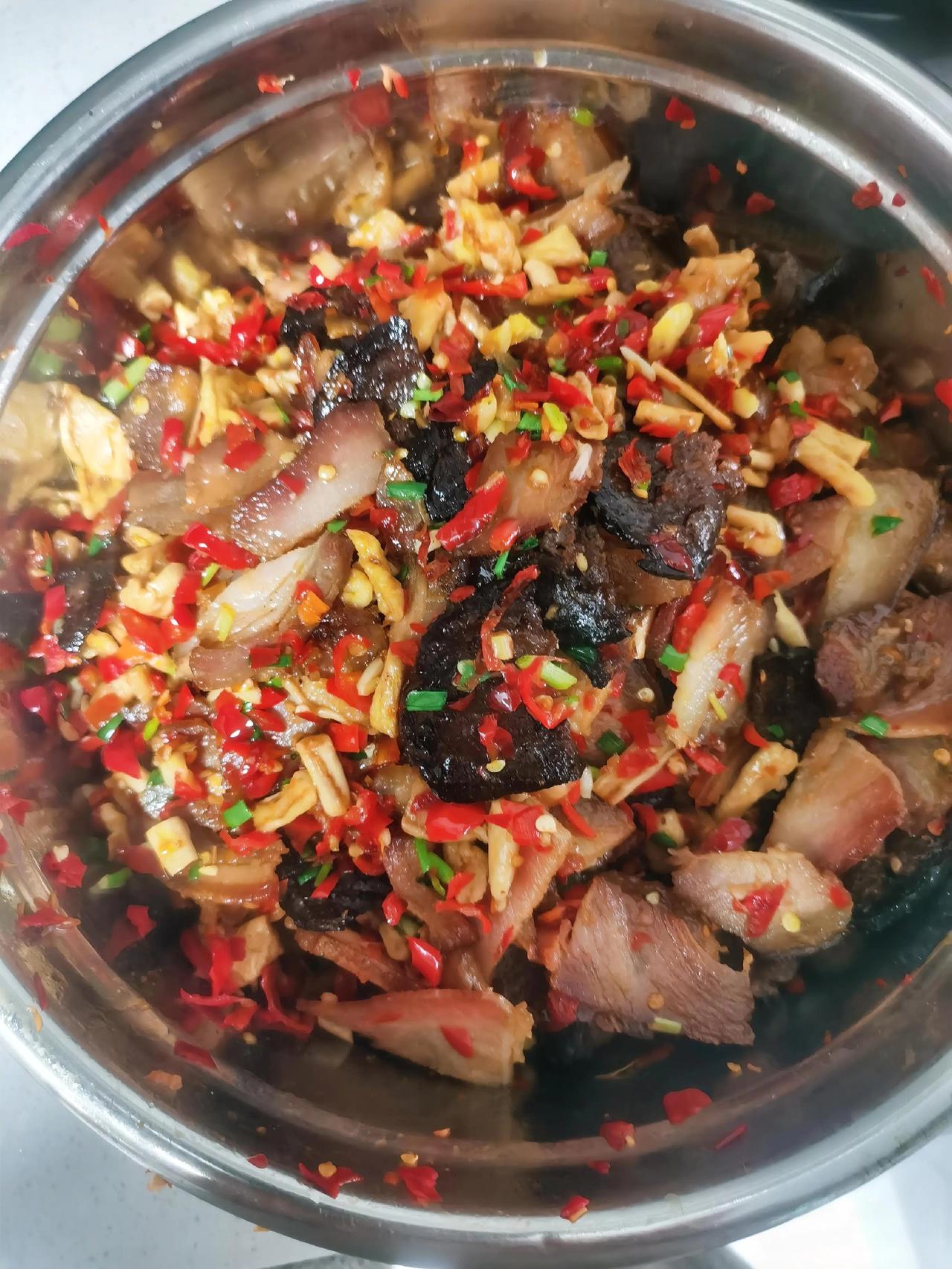 今日食堂菜谱：
萝卜干炒腊肉
猪肉炒荷兰豆
紫菜蛋汤。

小烟火，小欲望，小满足