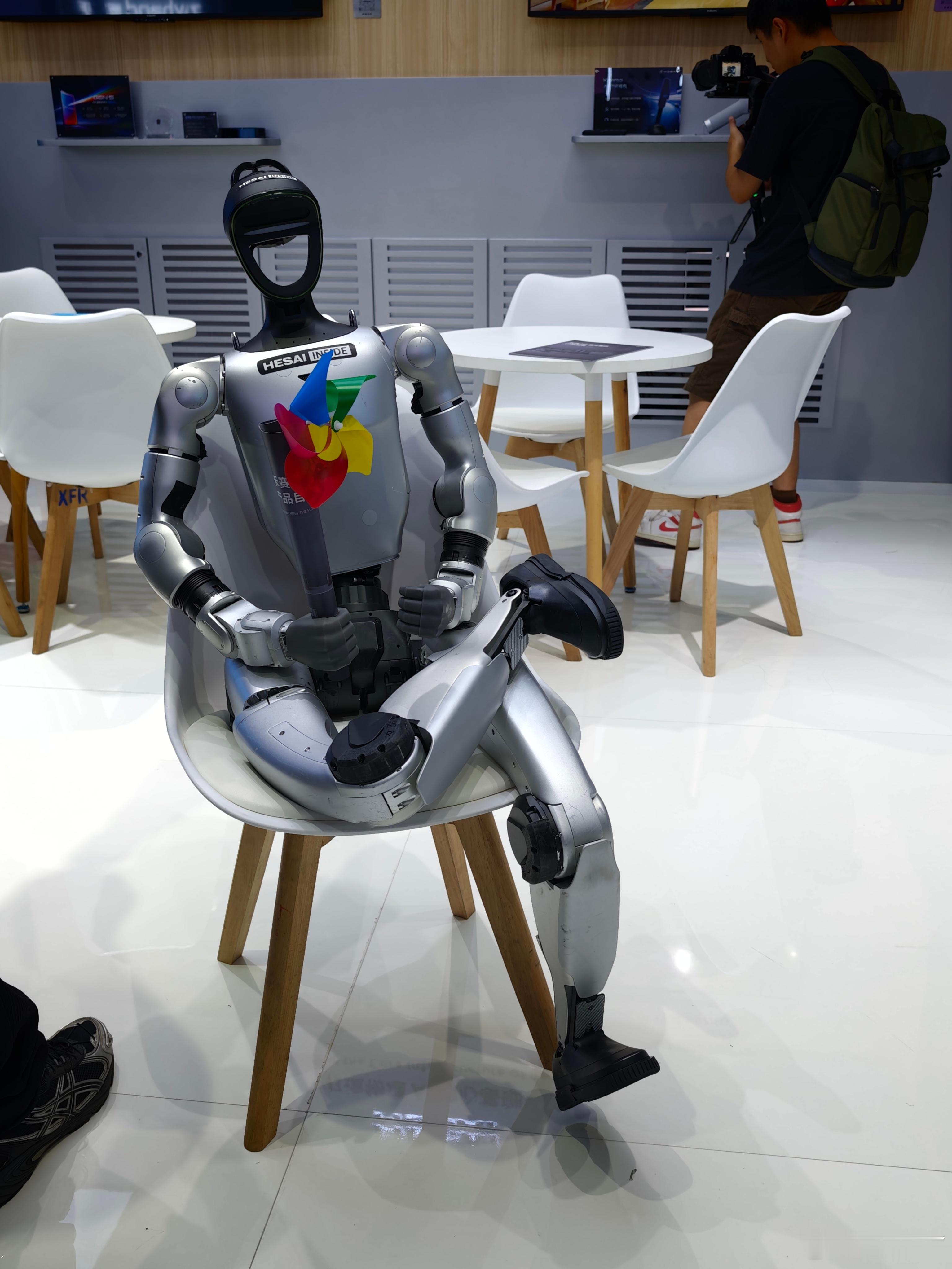 世界机器人大会 2026：这是一个给机器人随便摆个 POSE 都能有流量的时代 