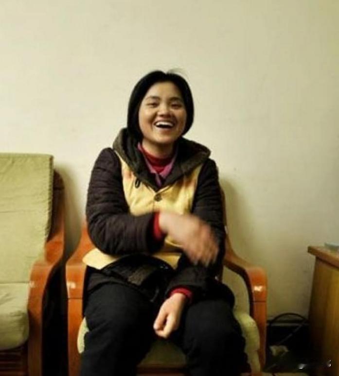 2011年，云南的“土皇后”杨菊芬得知自己即将执行死刑。她戴着脚镣，穿着囚服，却