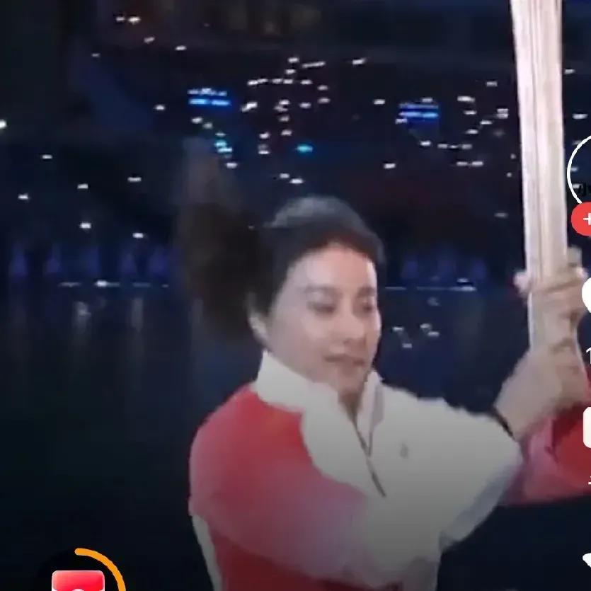 郭晶晶水中传火炬那瞬间，
谁注意到她那个超戳人的小动作？
 
交棒前她轻轻向下瞟