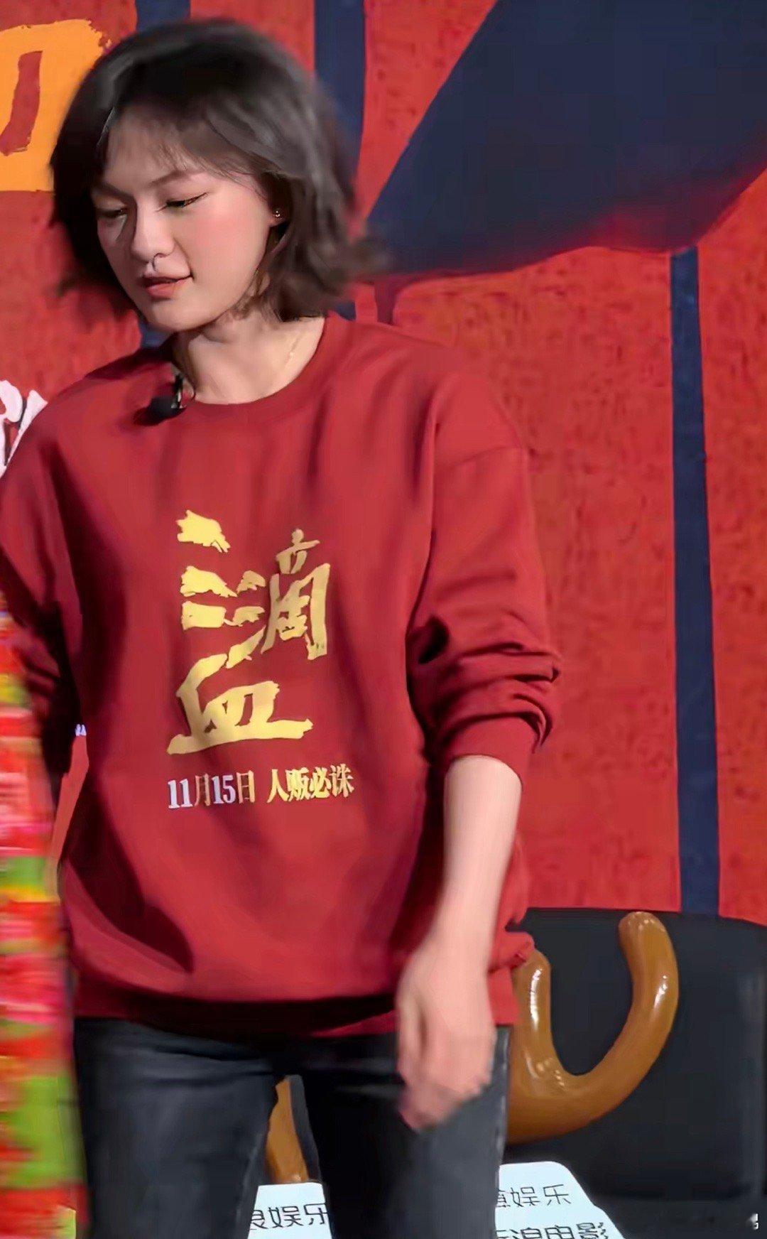 文淇的扫楼状态是卡皮巴拉本拉吧！情绪稳定到让人羡慕，让穿东北大花袄就乖乖上身，让