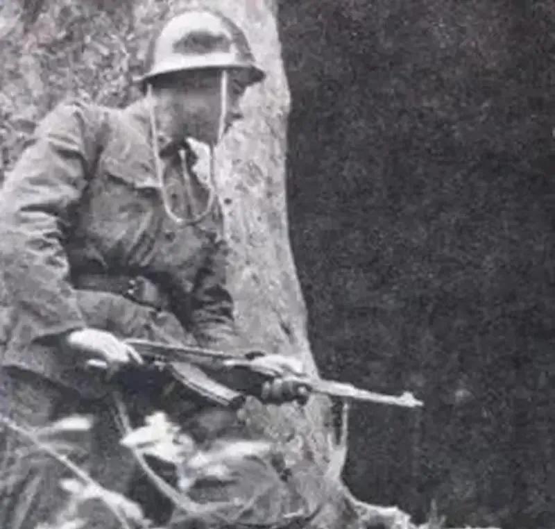 1984年，老山收复战打响后，我军战士陈洪远与部队走丢，却误打误撞闯入越军阵地，