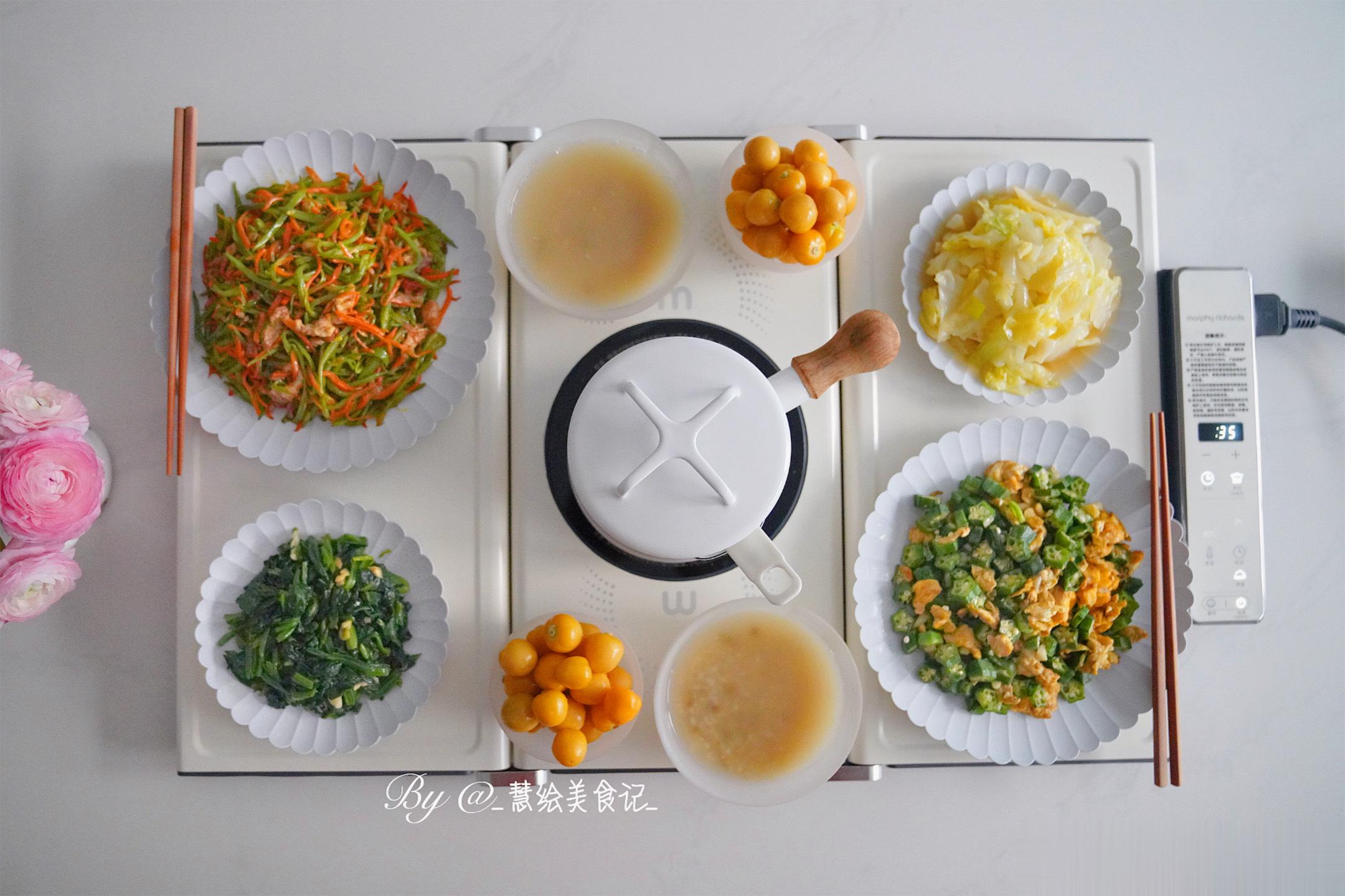 晚饭🍚豆角胡萝卜炒肉、秋葵炒鸡蛋、素炒绿甘蓝、凉拌菠菜、绿豆粥、菇娘果~ ​​