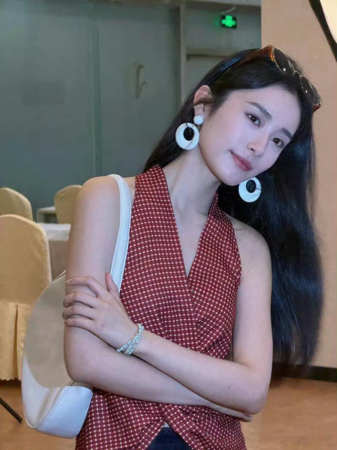 范诗然江野给妈当妈范诗然秦晓轩欢迎来到90年代 谁能想到江野穿越回去给妈妈当保护
