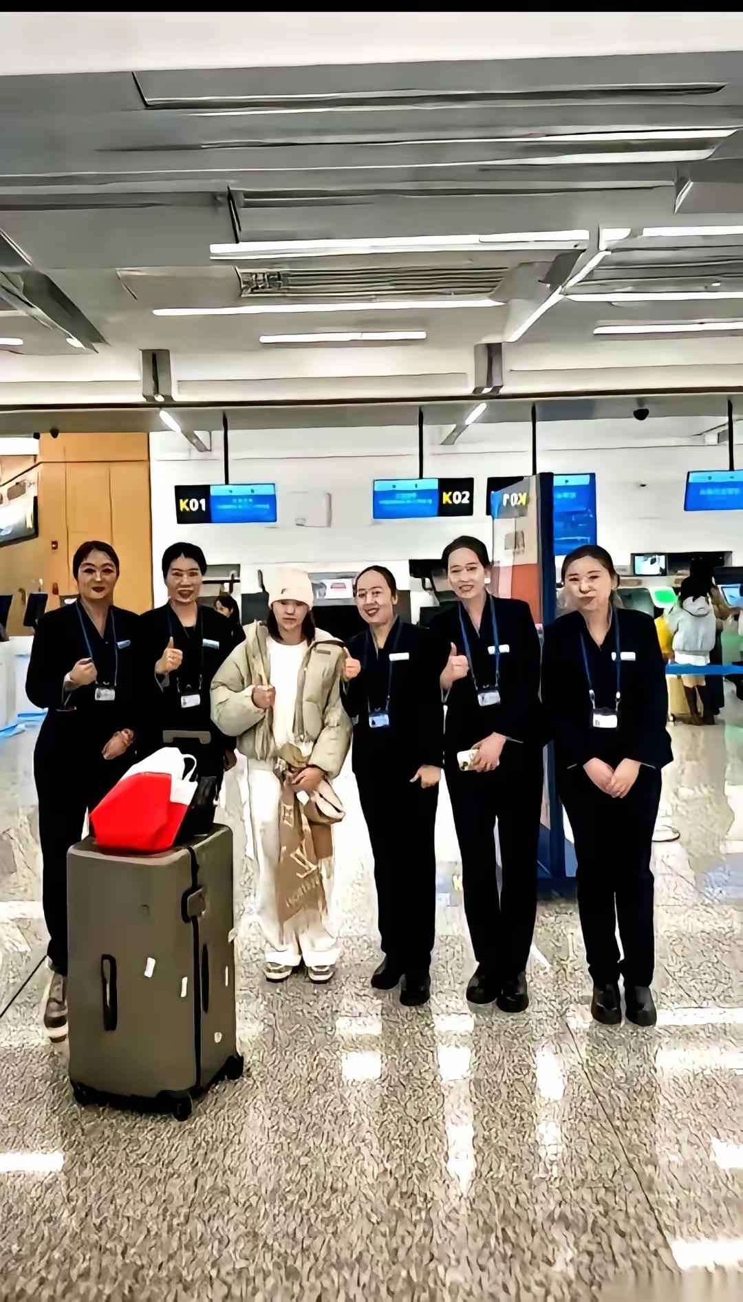 刷到全红婵和空姐们的合影，突然心里咯噔一下。这姑娘，真的长大了。
你说，咱中国人