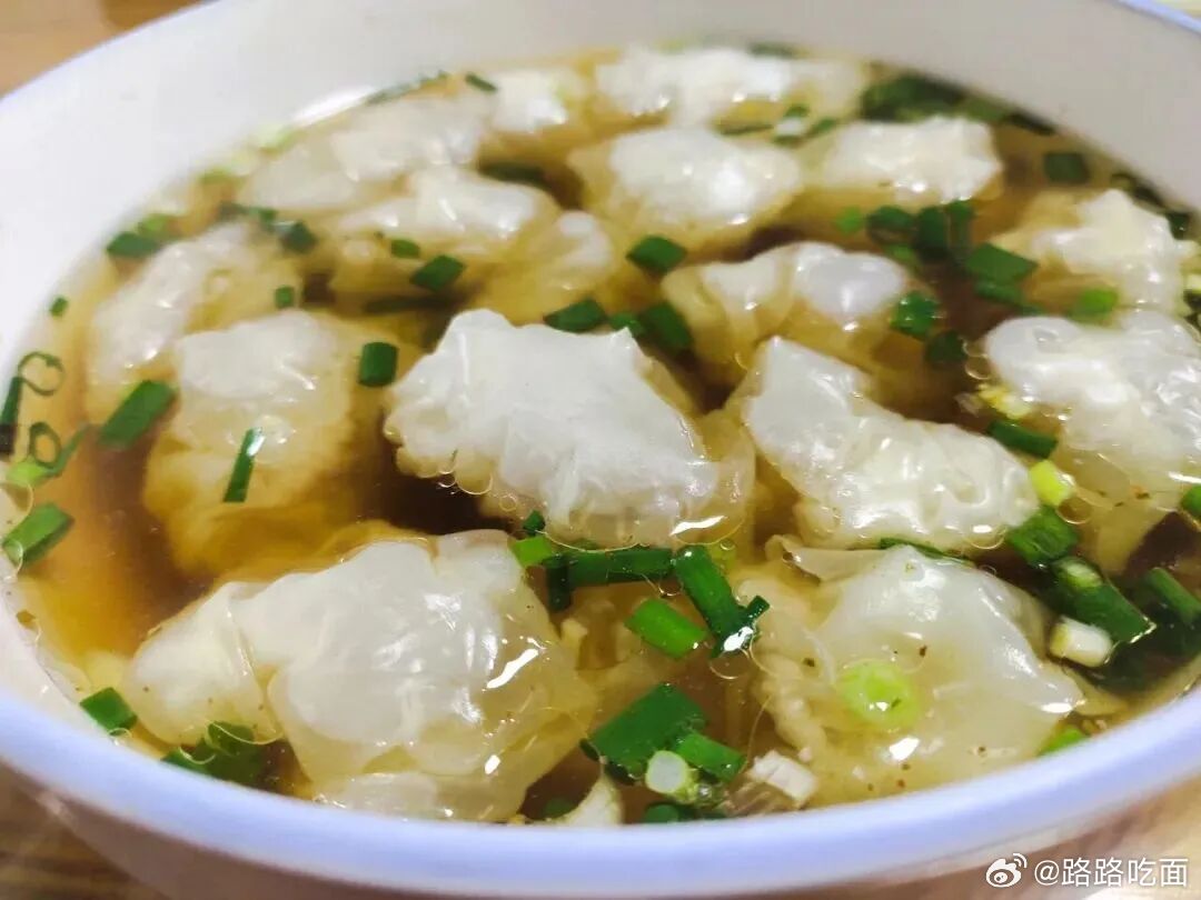 馄饨皮特别特别的薄，沸水煮开馄饨全都飘在上面，晶莹剔透