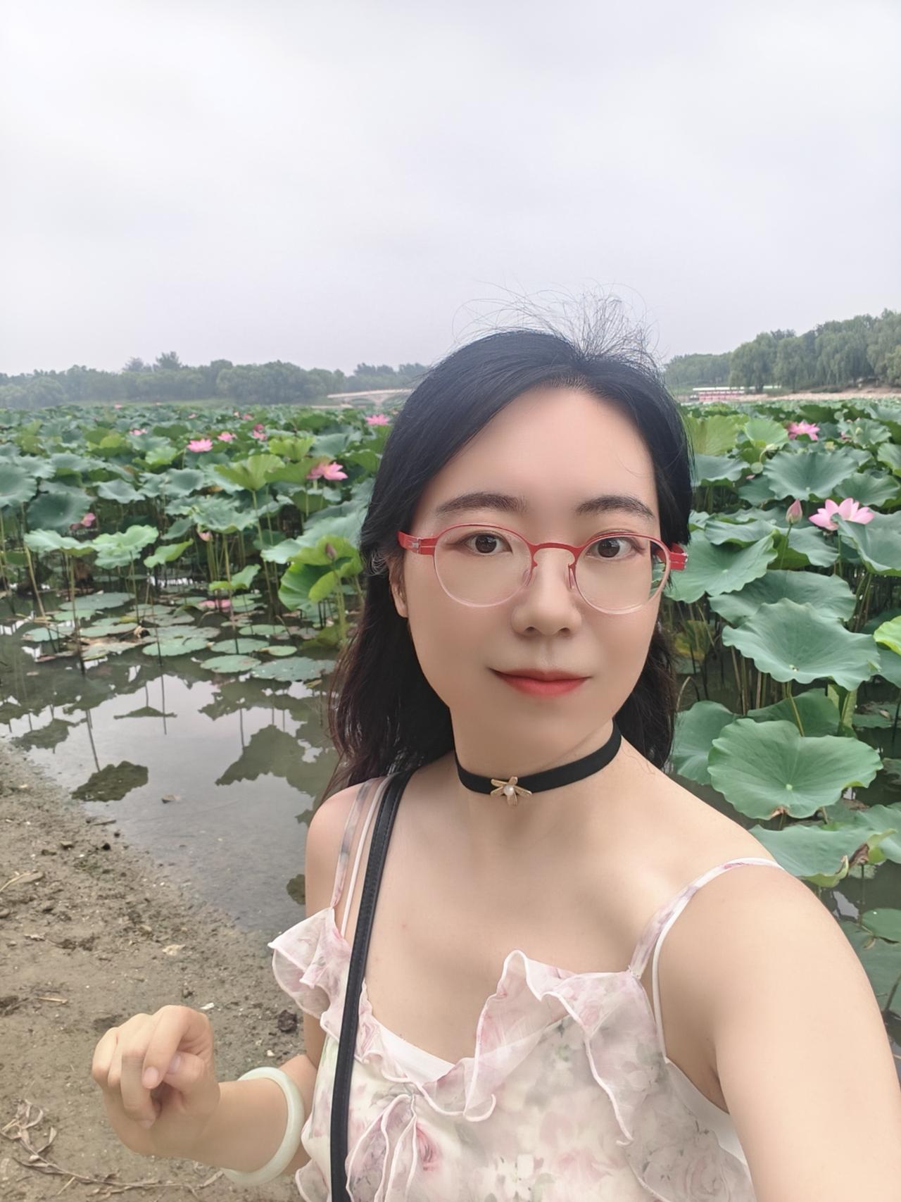 在荷塘边自拍，天气有点阴。