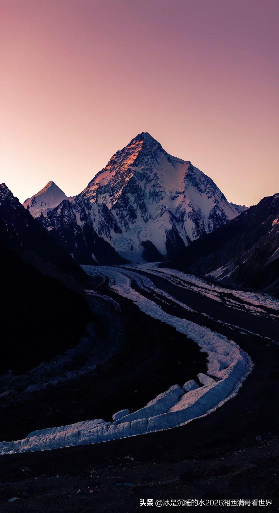 在岑岭县的西侧和北侧不远处，耸立着一座世界级的极高峰——乔戈里峰。这座海拔861