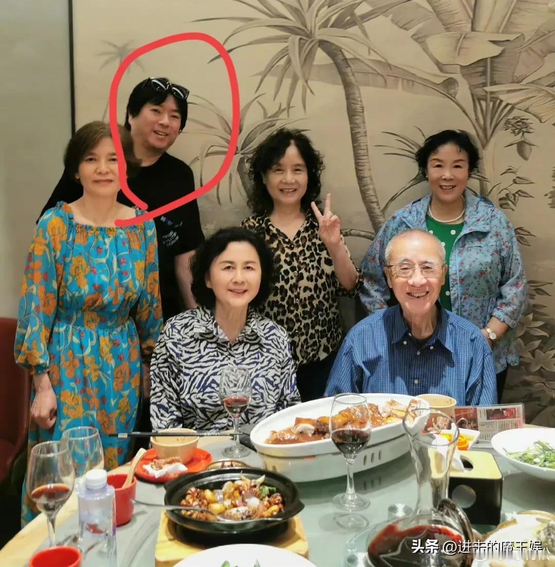 55岁高晓松和高中前女友看望老师。

看了她们的合照才发现在这些人里面高晓松看起