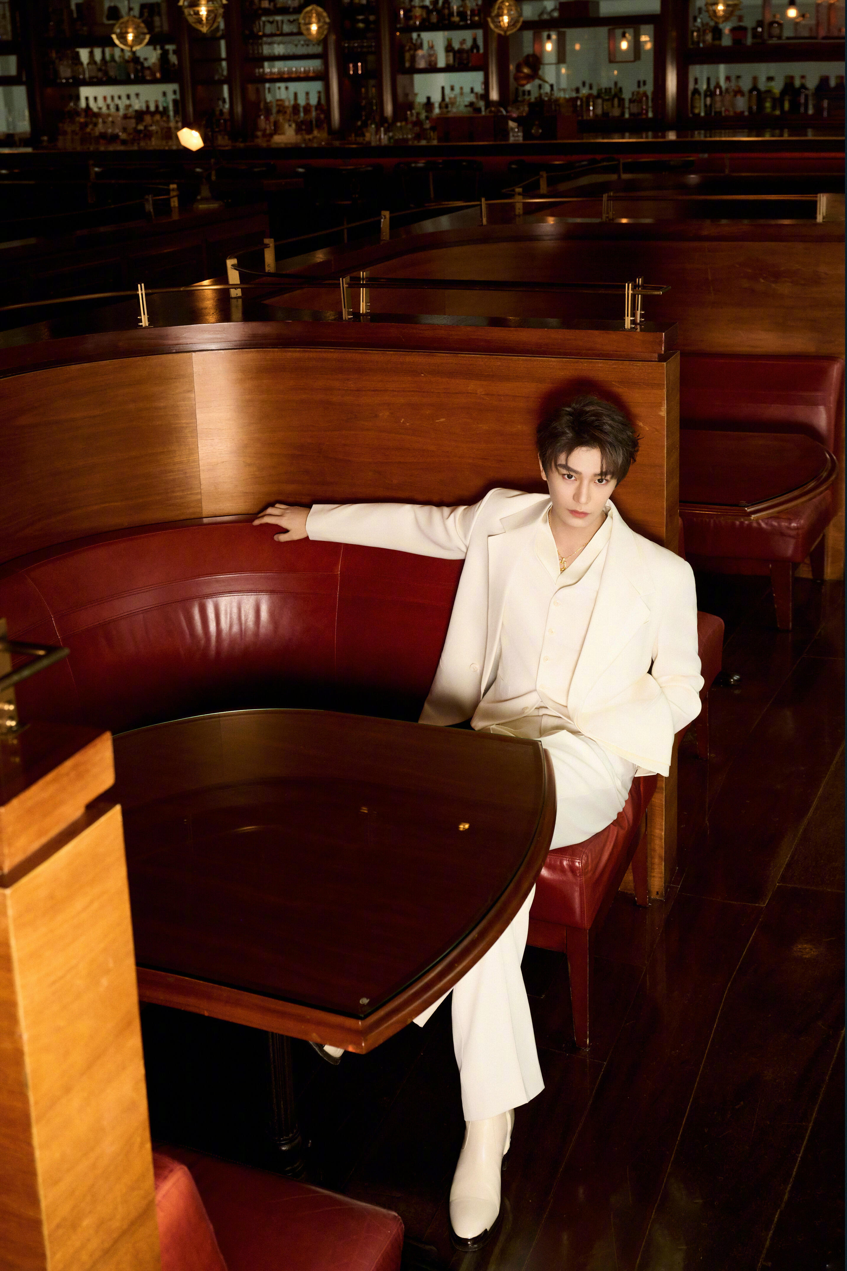 丁禹兮白雪氛围贵气王子丁禹兮今日出席品牌线下活动造型，身着一袭白色西装Look，