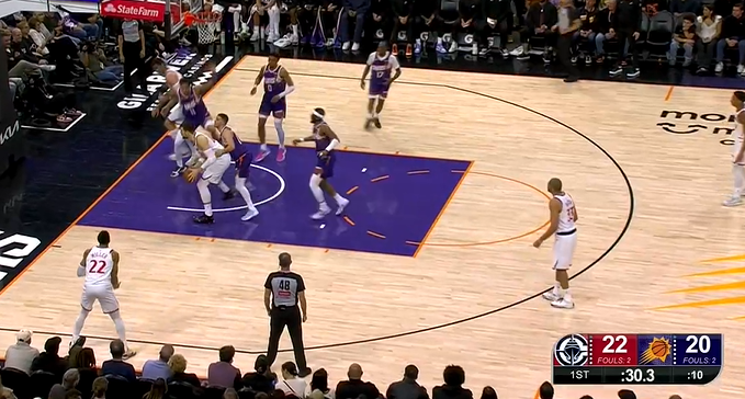 双塔战术！大洛轻巧炸球转身，助攻篮下的祖巴茨双手灌框