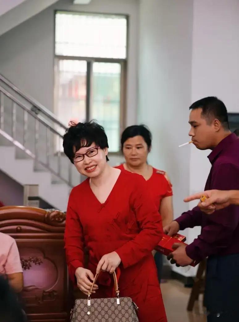 一对新人订婚，男方把刚提的宝马新车当彩礼开到女方家门口。

女方家一看车钥匙就笑