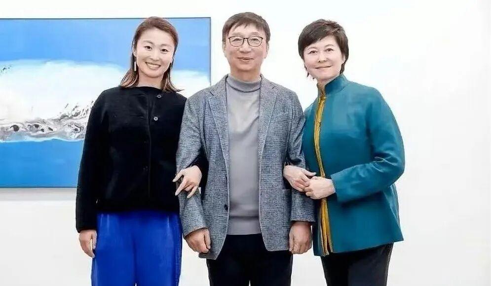 敬一丹葬礼结束，丈夫王梓木的一幕，看哭了很多人
 敬一丹和丈夫女儿在一起 
 早