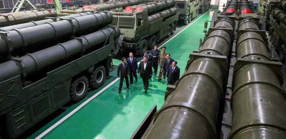 12月28日朝鲜领导人视察了辐射炮兵车辆生产实际情况。

再次强调企业生产的武器