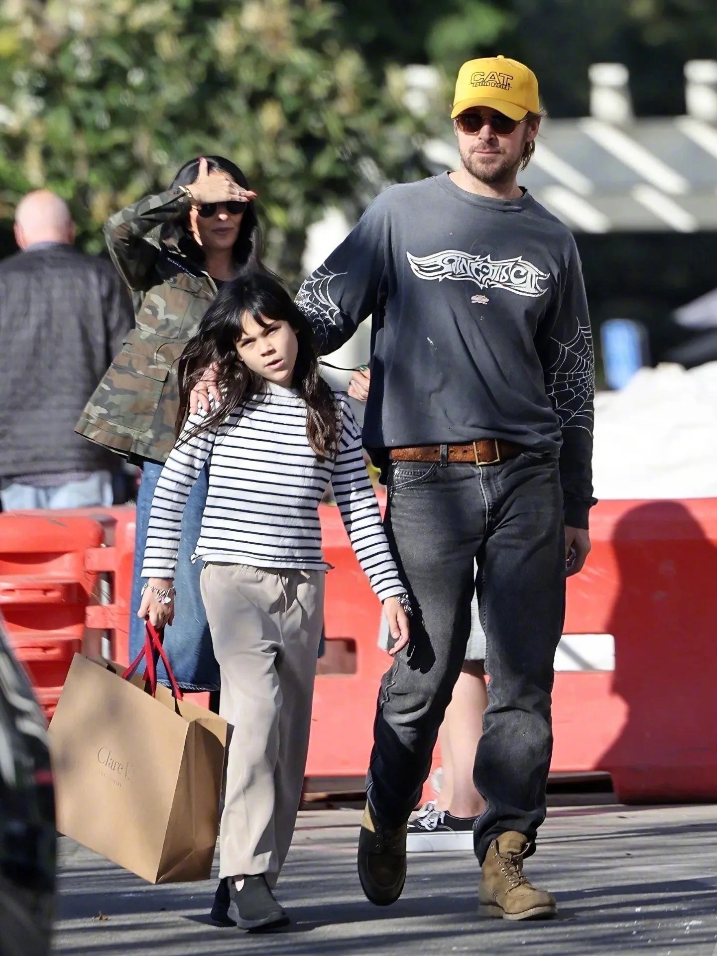 瑞恩·高斯林和伴侣伊娃·门德斯带着两个女儿 Esmeralda 和Amada 外