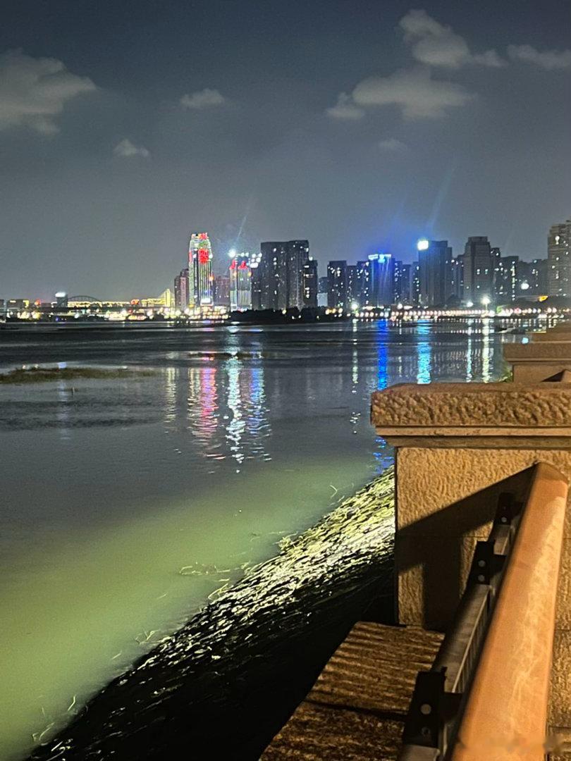在东江滨公园夜跑，江风拂面，满城灯火倒映江面，跑步看夜景两不误。记录生活  ​​