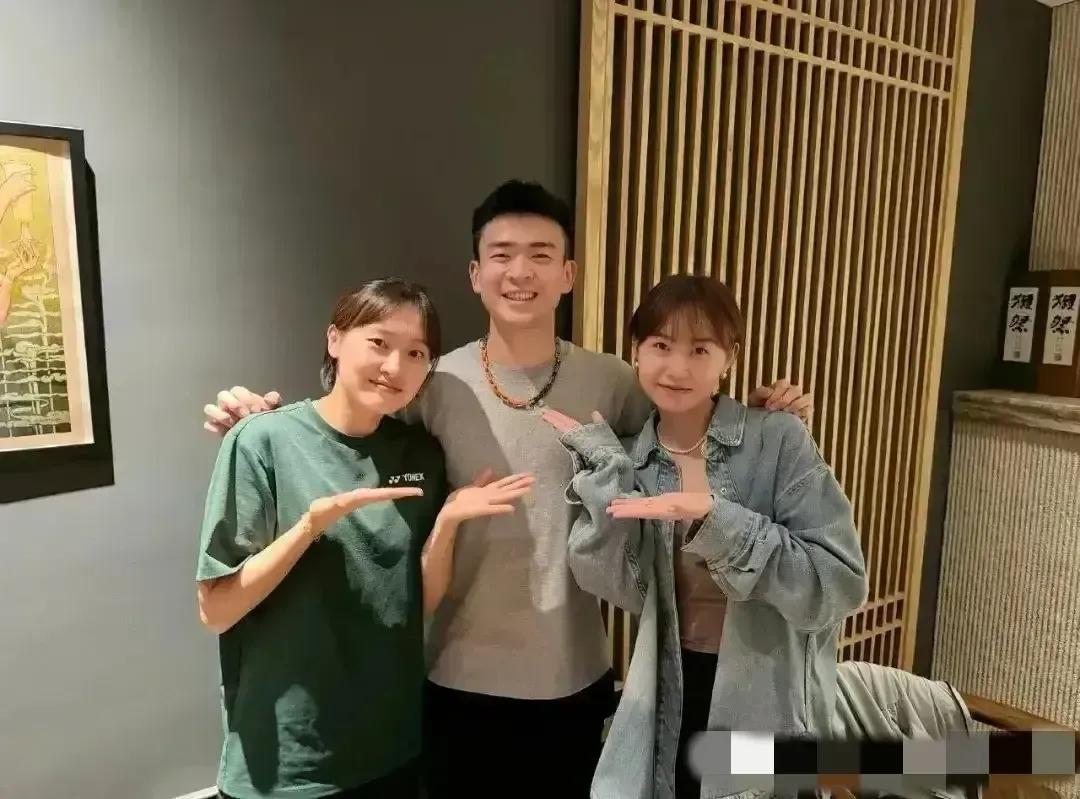 你能分清哪个是蔡侑玎，哪个是思维的老婆吗？

混双王子郑思维真的太幸福了吧，赛场