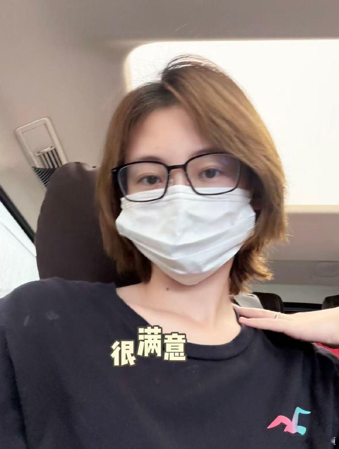 郑恺看到苗苗剪短发后的反应苗苗自己剪了短发，这个发型让她看着就像个清爽的女大，完