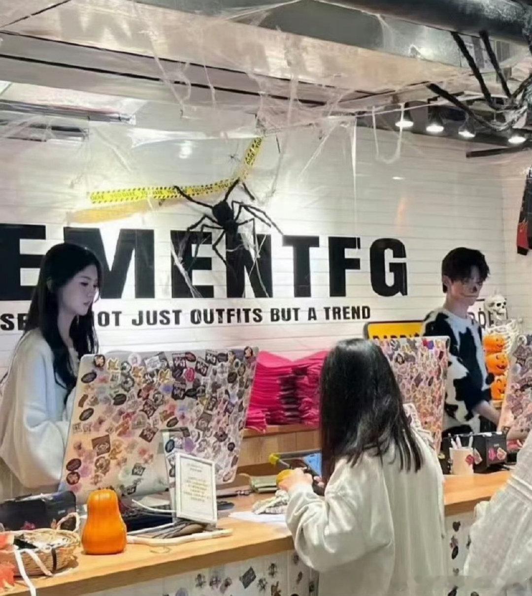 梓渝和女友打工照梓渝与女友同框打工照 嫂子好高好美嫂子回复梓渝大粉 ​​​
