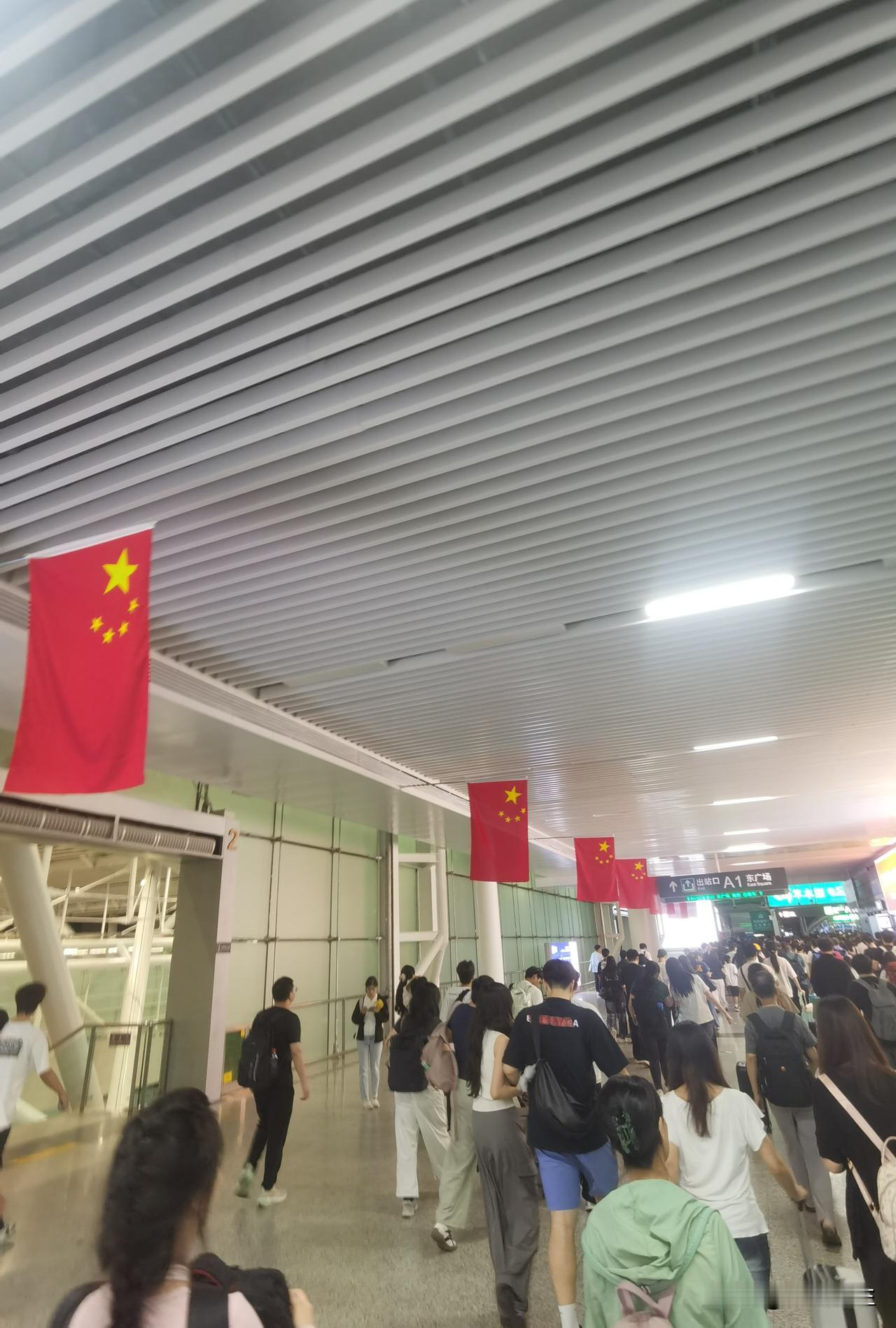 深夜抵达深圳北站，一抬头，一排排五星红旗在站台通道上迎风飘扬，瞬间让人心里踏实又