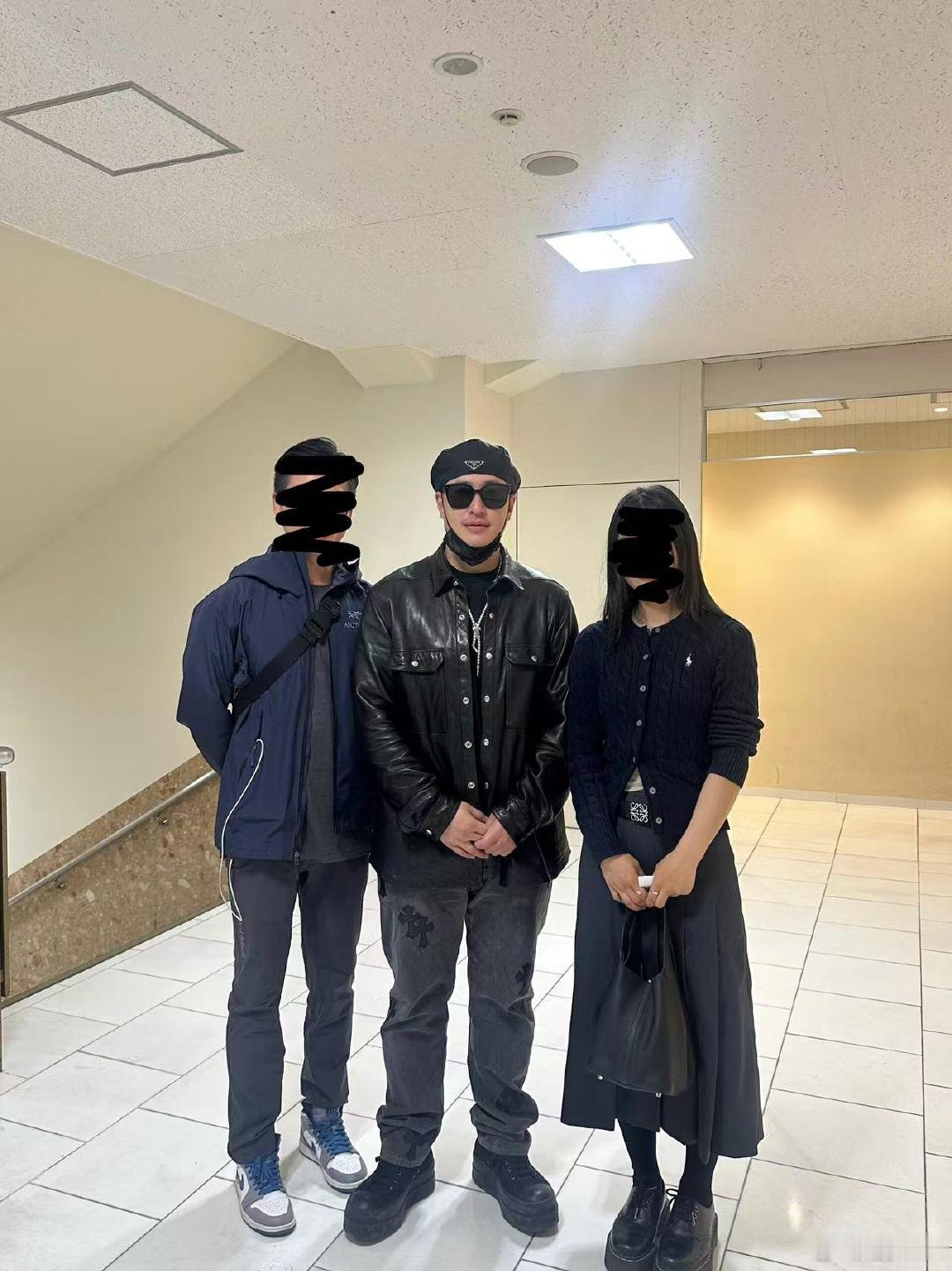 东京逛街偶遇潘玮柏宣云  潘玮柏和宣云出门逛街被偶遇啦！这两人经常在国外到处逛诶