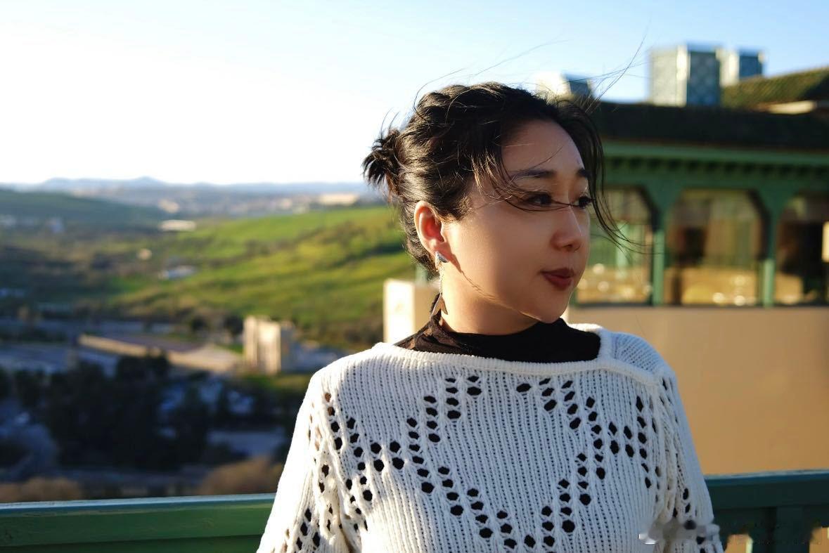 傅首尔爆改做自己的女王 身着最飒黑裙，摆出最拽pose，傅首尔的爆改操作让人眼前