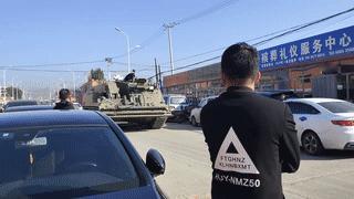 内蒙古包头街头，有网友拍到一辆坦克车从大街上穿行而过？
其实这辆车并不是一辆坦克