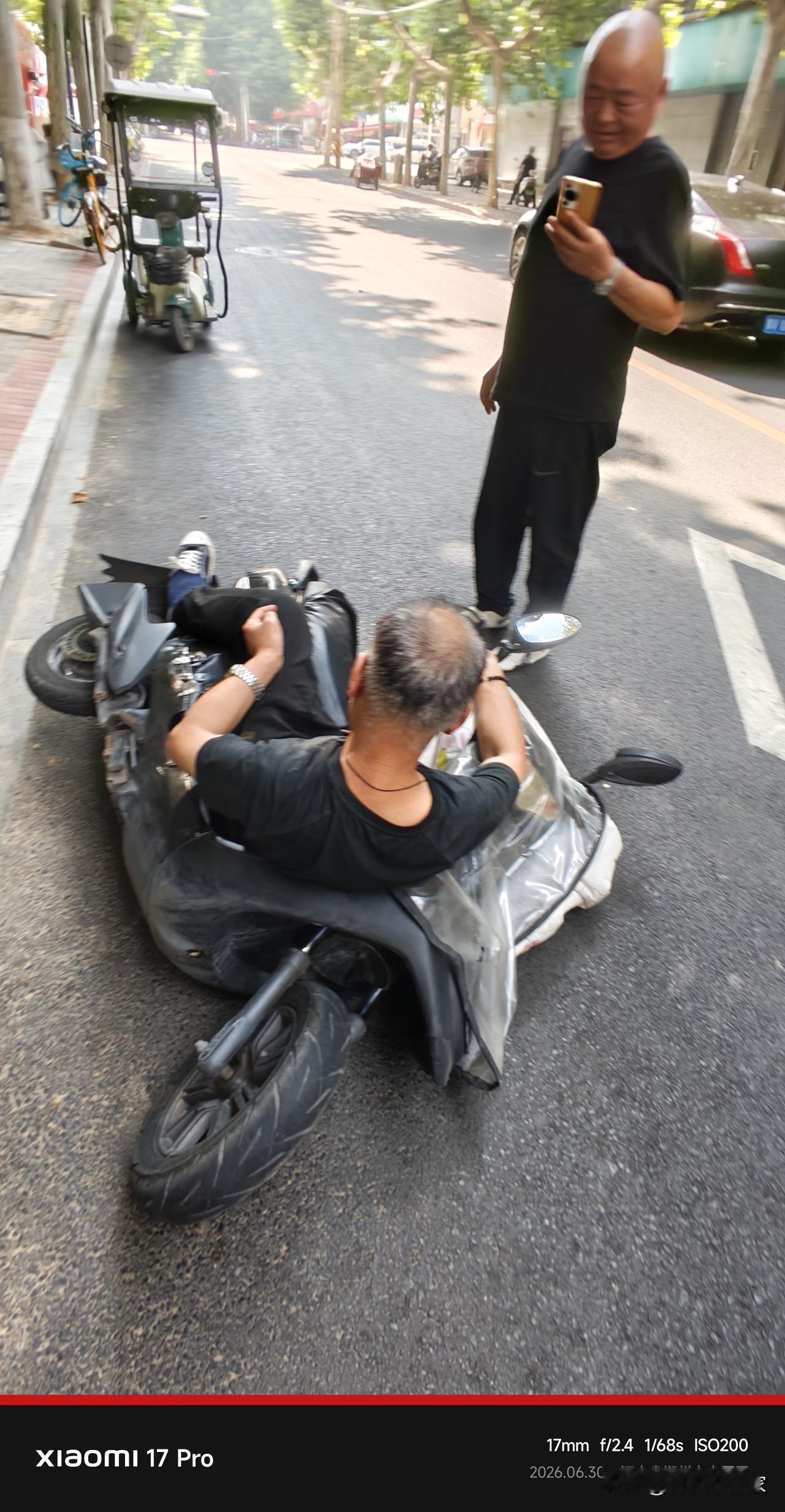 如果是你路上遇到摔倒的老人，你敢扶吗？
我敢，不仅扶了，我还给他买了一瓶水，没想