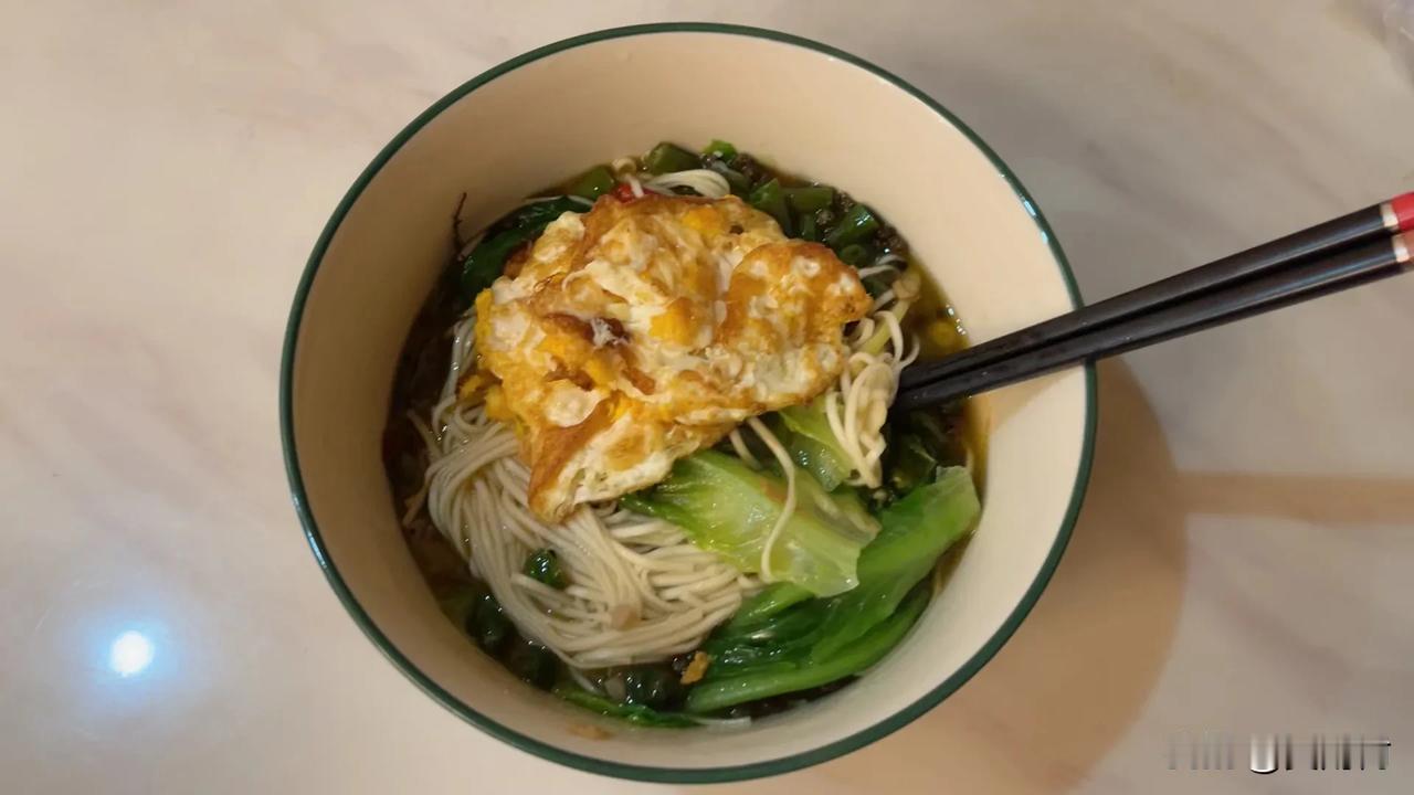 生活再苦也要加两个煎蛋
股市再跌学会了继续躺尸
