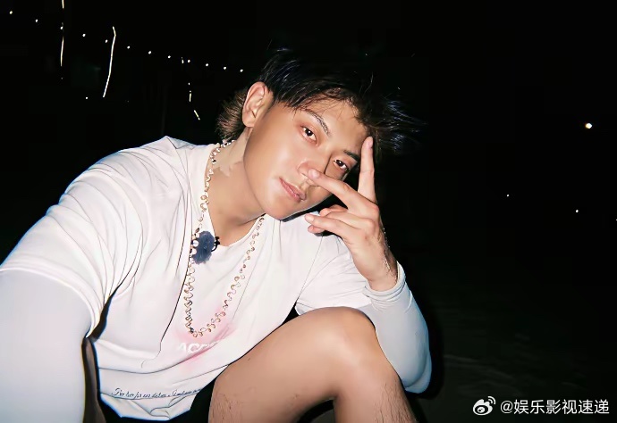 黄子韬对公司员工的确没话说！黄子韬说自己给公司立了个规矩，出去谈业务项目合作时，