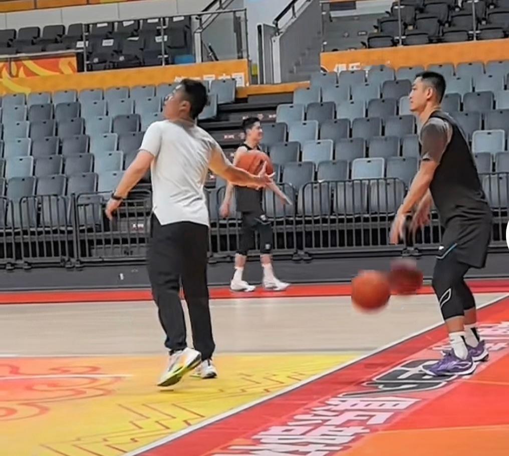 高诗岩归队，场边恢复训练。 